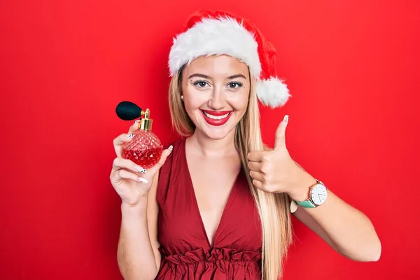 Νεαρή Ξανθιά Κοπέλα Φορώντας Χριστουγεννιάτικο Καπέλο Κρατώντας Καραμέλα Χαμογελώντας Χαρούμενος — Φωτογραφία Αρχείου