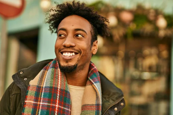Jovem Afro Americano Sorrindo Feliz Cidade — Fotografia de Stock