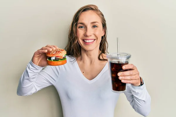 Jeune Femme Blonde Mangeant Délicieux Hamburger Classique Avec Des Frites — Photo