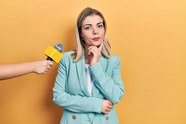 Beautiful Caucasian Woman Being Interviewed Reporter Holding Microphone Serious Face — Stock Photo, Image
