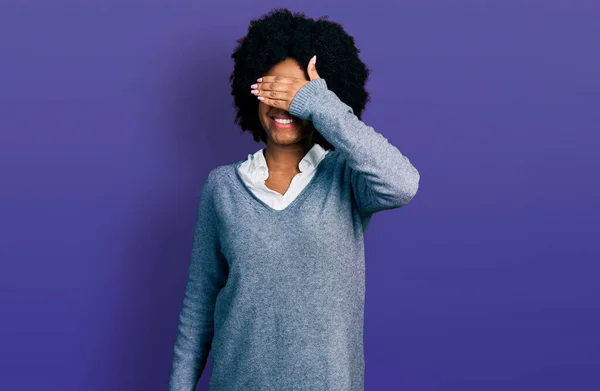 Mujer Afroamericana Joven Vestida Con Ropa Negocios Sonriendo Riendo Con —  Fotos de Stock