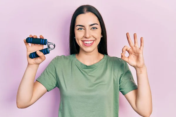 Vacker Kvinna Med Blå Ögon Träning Muskler Med Handtag Gör — Stockfoto