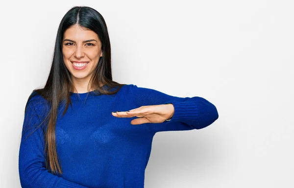 Молода Іспаномовна Жінка Повсякденному Одязі Жестикулює Руками Показуючи Знаки Великих — стокове фото