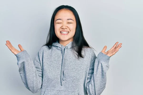 Молодая Китайская Девушка Повседневной Одежде Празднует Безумный Сумасшедший Успех Поднятыми — стоковое фото