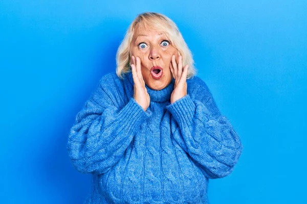 Blonde Frau Mittleren Alters Lässiger Kleidung Ängstlich Und Schockiert Überrascht — Stockfoto