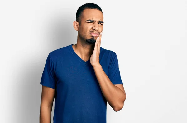 아프리카 미국인 남성은 이빨에 치통이나 질환때문에 손으로 채입을 만지작 거리고 — 스톡 사진