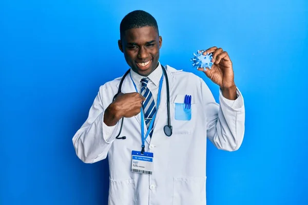 Молодой Африканский Американец Пальто Доктора Держит Вирусную Игрушку Указывая Пальцем — стоковое фото