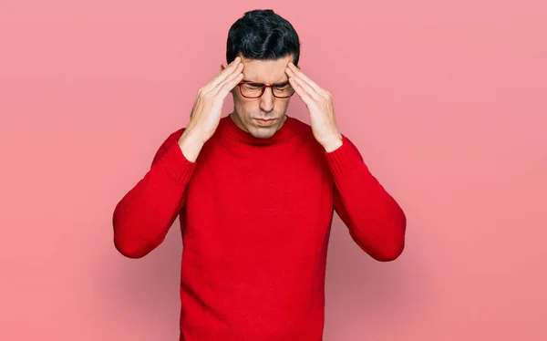 Hezký Hispánec Neformálním Oblečení Brýlích Rukou Hlavě Kvůli Bolesti Hlavy — Stock fotografie