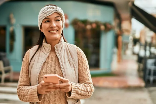 Mladý Latinsky Žena Usměvavý Šťastný Pomocí Smartphone Městě — Stock fotografie