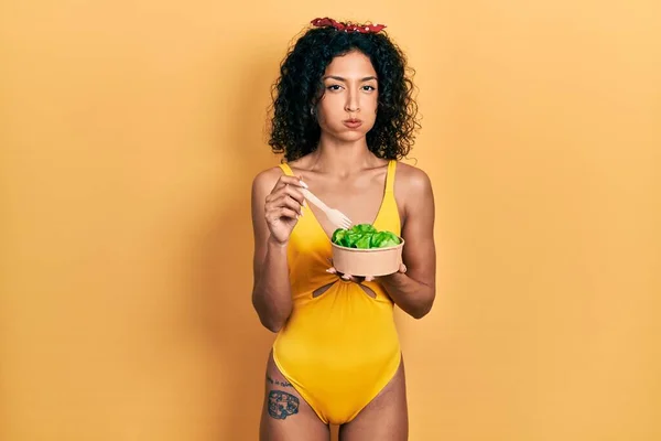 Menina Latina Usando Maiô Comendo Bochechas Inchadas Salada Com Rosto — Fotografia de Stock