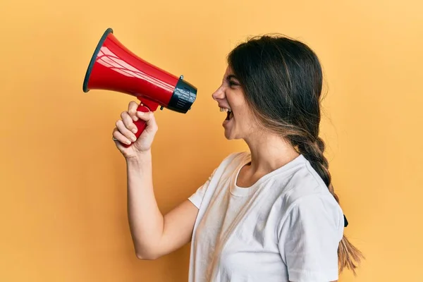 Jovem Mulher Caucasiana Com Cabelo Curto Segurando Megafone Gritando Alto — Fotografia de Stock