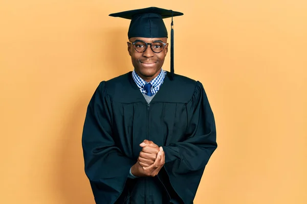 Giovane Uomo Afroamericano Con Cappello Laurea Abito Cerimonia Con Mani — Foto Stock