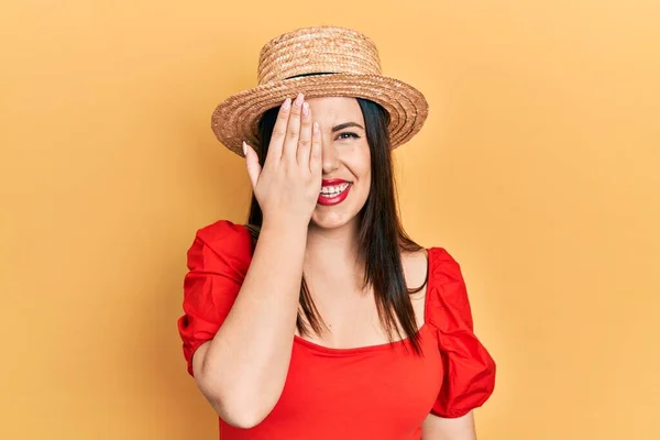 Νεαρή Ισπανίδα Που Φοράει Καλοκαιρινό Καπέλο Καλύπτοντας Ένα Μάτι Χέρι — Φωτογραφία Αρχείου