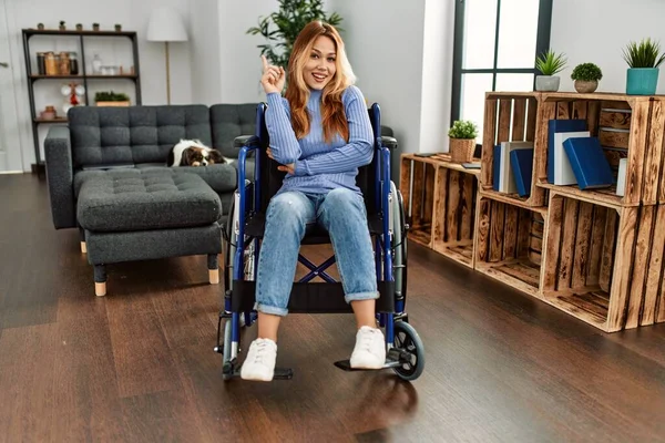 Jovem Mulher Bonita Sentada Cadeira Rodas Casa Com Grande Sorriso — Fotografia de Stock