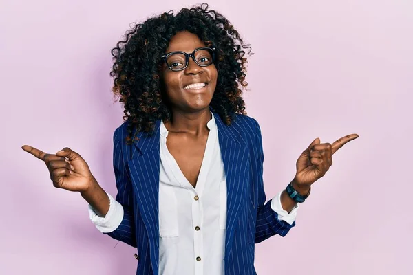 Молодая Африканская Американка Деловой Одежде Очках Уверенно Улыбается Указывая Пальцами — стоковое фото