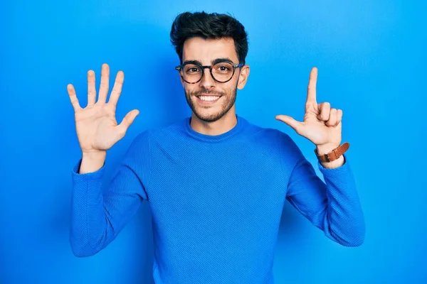 Mladý Hispánec Nosí Ležérní Oblečení Brýle Ukazující Ukazující Prsty Číslo — Stock fotografie