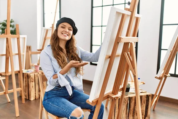 Joven Artista Hispana Pintando Sobre Lienzo Estudio Arte Sonriente Alegre — Foto de Stock