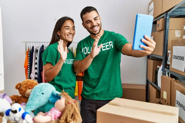 Young Latin Volunteer Couple Having Video Call Using Touchpad Working — Stock Photo, Image