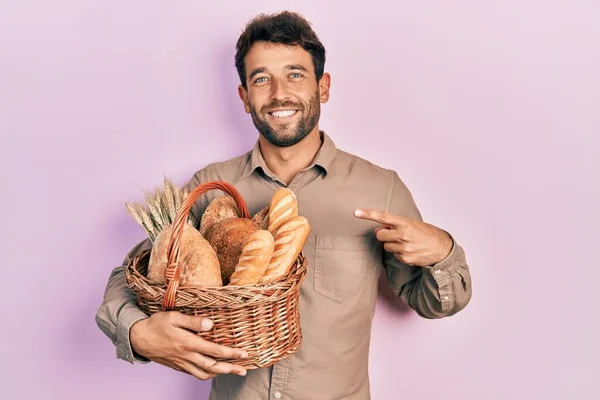 Bonito Homem Com Barba Segurando Cesta Vime Com Pão Sorrindo — Fotografia de Stock