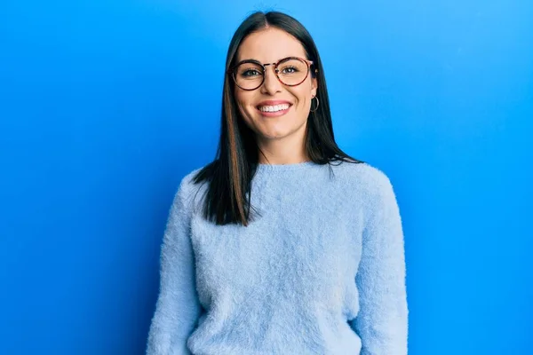 Mulher Morena Jovem Vestindo Roupas Casuais Óculos Com Sorriso Feliz — Fotografia de Stock