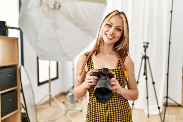 Jovem Fotógrafo Caucasiano Menina Segurando Câmera Profissional Estúdio Fotografia Olhando — Fotografia de Stock