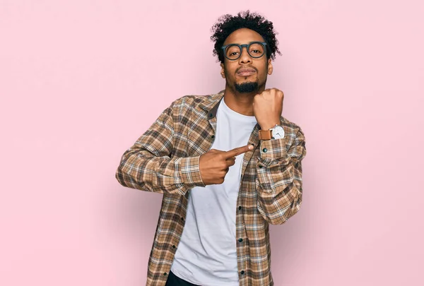 Sakallı Sıradan Giyinmiş Gözlüklü Genç Afro Amerikalı Adam Saati Sabırsızlığı — Stok fotoğraf