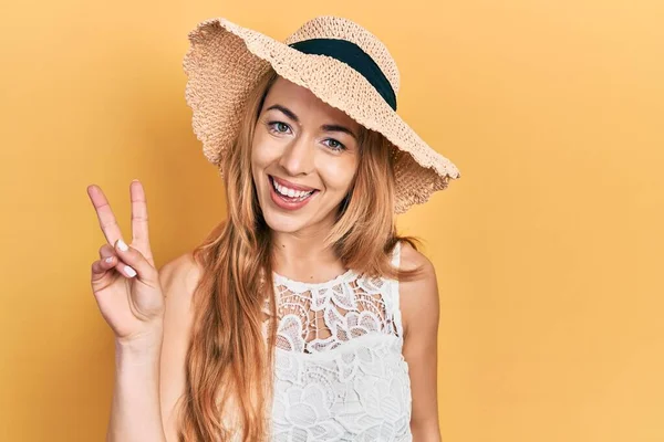 Joven Mujer Caucásica Con Sombrero Verano Mostrando Señalando Hacia Arriba —  Fotos de Stock