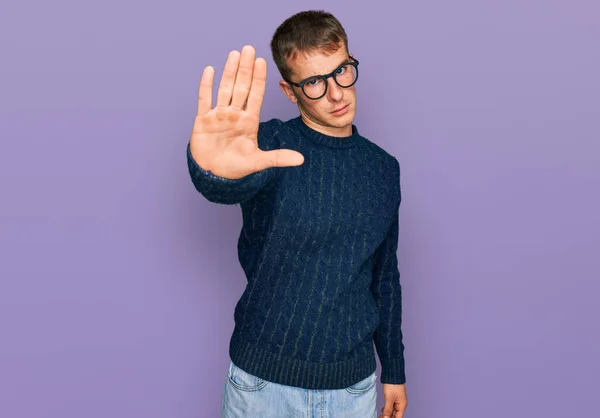 Ung Blond Man Casual Kläder Och Glasögon Gör Sluta Sjunga — Stockfoto