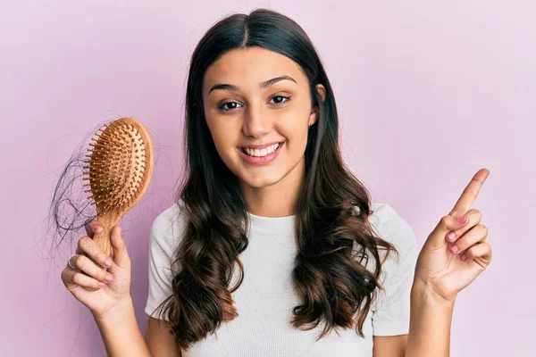 Jovem Hispânico Mulher Styling Cabelo Usando Pente Sorrindo Feliz Apontando — Fotografia de Stock