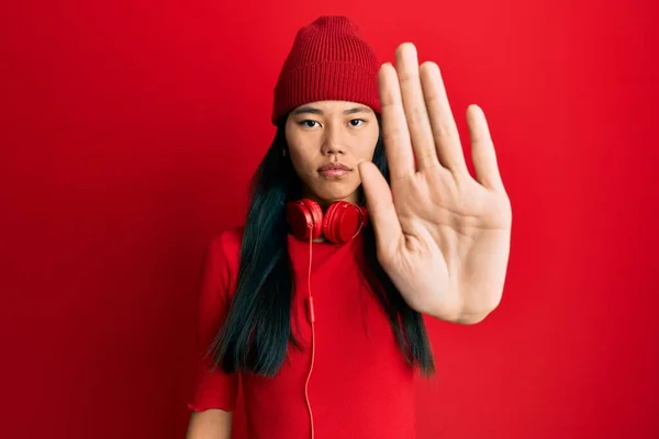 Jonge Chinese Vrouw Die Naar Muziek Luistert Met Behulp Van — Stockfoto