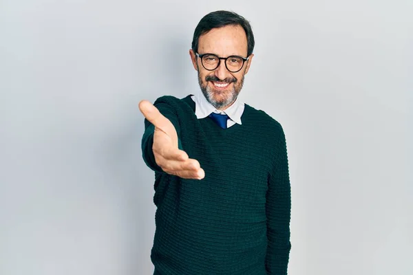 Homem Hispânico Meia Idade Vestindo Roupas Casuais Óculos Sorrindo Amigável — Fotografia de Stock