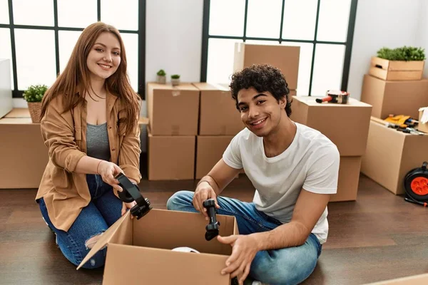 Junges Paar Lächelt Glücklich Beim Auspacken Von Pappkartons Neuen Zuhause — Stockfoto