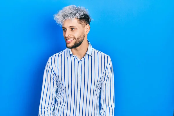 Homem Hispânico Jovem Com Cabelo Tingido Moderno Vestindo Camisa Listrada — Fotografia de Stock
