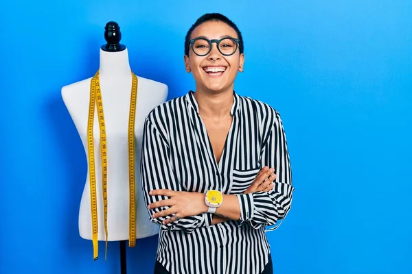 Bella Donna Ispanica Con Capelli Corti Piedi Manichino Con Braccia — Foto Stock