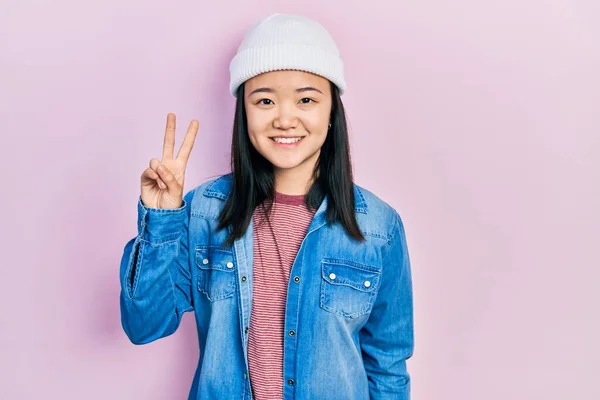 Jong Chinees Meisje Draagt Schattige Wollen Muts Glimlachend Met Een — Stockfoto