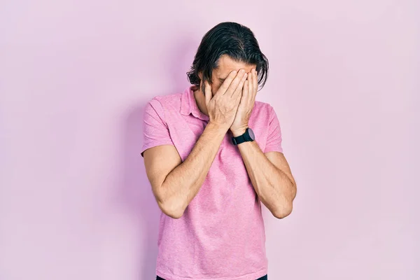 Kaukasischer Mann Mittleren Alters Lässigem Weißem Shirt Mit Traurigem Gesichtsausdruck — Stockfoto