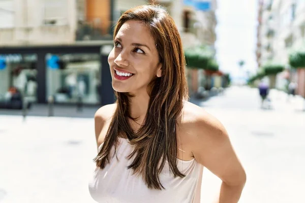 Mulher Bonita Hispânica Livre Sorrindo Feliz Dia Ensolarado — Fotografia de Stock