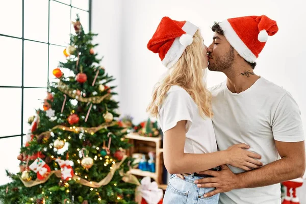 Young Couple Kissing Romantic Attitude Wearing Christmas Hat Home — Stock Photo, Image