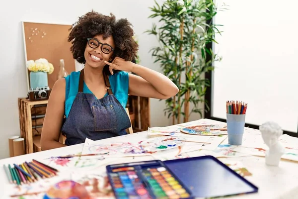 Güzel Afrikalı Amerikalı Kadın Resim Stüdyosunda Afro Saç Resmiyle Gülümsüyor — Stok fotoğraf