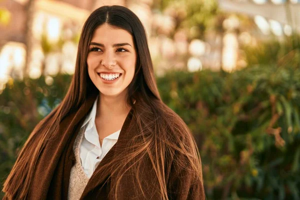 Junge Hispanische Frau Lächelt Glücklich Der Stadt — Stockfoto