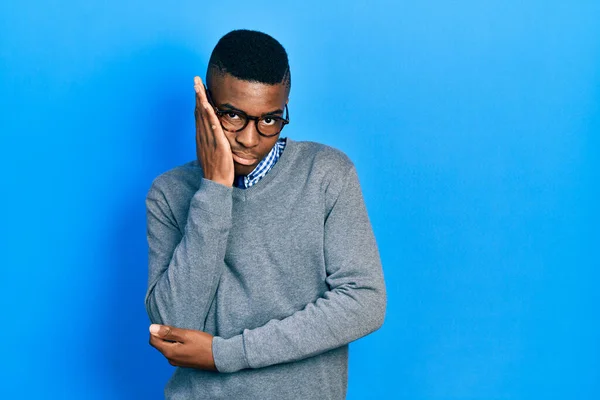 Joven Hombre Afroamericano Con Estilo Negocios Gafas Pensando Que Cansado — Foto de Stock