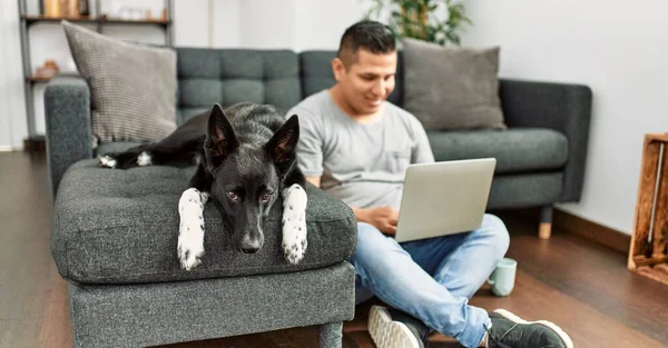 Jovem Hispânico Usando Laptop Sentado Chão Com Cão Casa — Fotografia de Stock