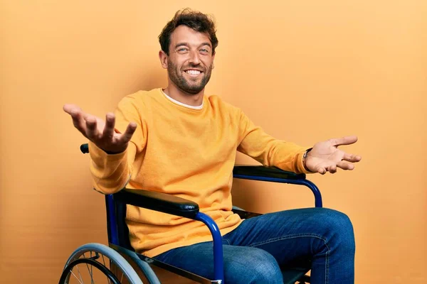Hezký Muž Vousy Sedí Invalidním Vozíku Vesele Usmívá Otevřenou Náručí — Stock fotografie