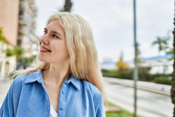 Linda Loira Jovem Mulher Sorrindo Feliz Livre Dia Ensolarado — Fotografia de Stock