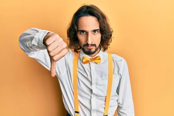 Ung Latinamerikan Man Bär Hipster Elegant Utseende Ser Olycklig Och — Stockfoto