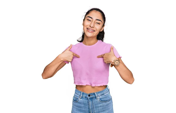 Menina Adolescente Hispânica Com Aparelho Dentário Vestindo Roupas Casuais Olhando — Fotografia de Stock