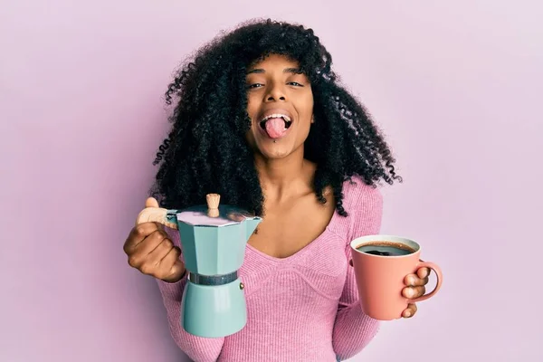 Afrikaans Amerikaanse Vrouw Met Afro Haar Drinken Italiaanse Koffie Steken — Stockfoto