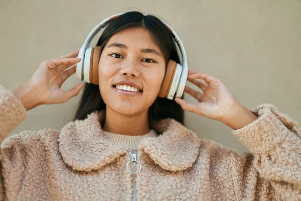 Νεαρή Ασιάτισσα Που Ακούει Μουσική Ακουστικά Στην Πόλη — Φωτογραφία Αρχείου