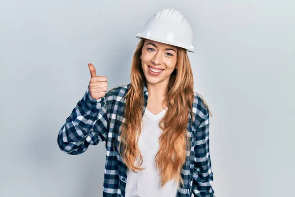 Genç Beyaz Kadın Mimar Şapkası Takıyor Mutlu Pozitif Gülümsüyor Başparmağı — Stok fotoğraf