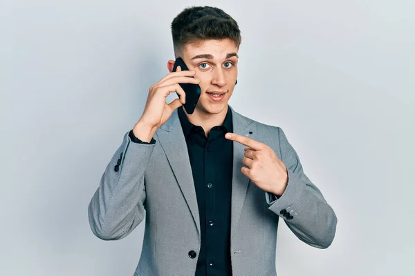 Menino Caucasiano Jovem Com Dilatação Dos Ouvidos Conversando Smartphone Sorrindo — Fotografia de Stock
